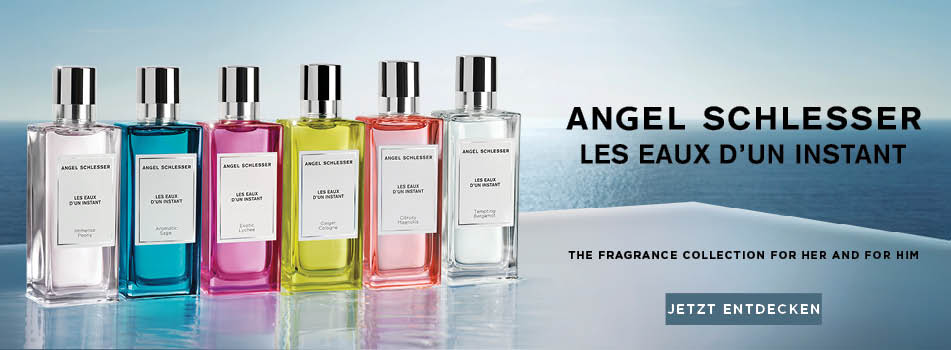 Sechs elegante Parfumflakons der Kollektion „Angel Schlesser Les Eaux d’un Instant“ stehen in einer Reihe vor einem blauen Meeres-Hintergrund. Jeder Flakon hat eine andere Farbe, von transparent bis kräftig bunt. Text: „ANGEL SCHLESSER LES EAUX D’UN INSTANT – The fragrance collection for her and for him. Jetzt entdecken.“