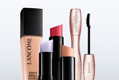 Lancôme Make-up-Kategorie – Teint Idole Ultra Foundation, Lippenstift und Curl & Conquer Mascara vor hellem Hintergrund.