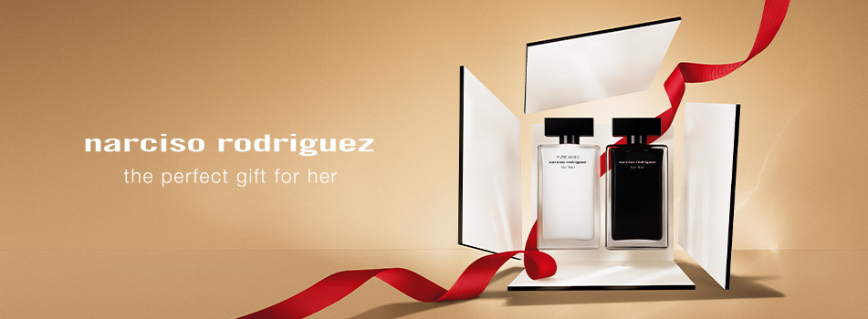 Werbebanner mit zwei Parfumflakons von Narciso Rodriguez for her in einer geöffneten Geschenkbox, umwickelt von einem roten Satinband. Links steht der weiße, rechts der schwarze Flakon auf beigem Hintergrund. Text: „narciso rodriguez – the perfect gift for her“.