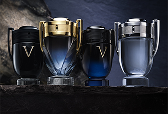 Drei Invictus-Parfümflaschen mit markanten Designs in Blau- und Goldtönen.