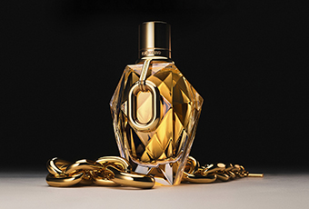 Flakon des Parfüms Million Gold für Frauen mit einer goldenen Kette.
